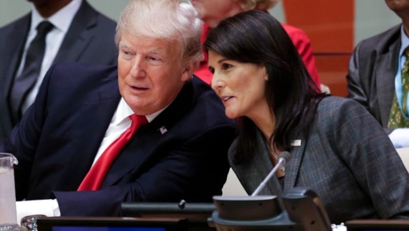 Nikki Haley bmit Donald Trump während seiner Präsidentschaft (Bild: AP)