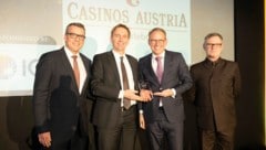 Übergabe des ECA Awards in der Kategorie „Bestes Marketingprogramm“ an Casinos Austria Managing Director Thomas Lichtblau und Senior Manager Marketing & Customer Management Dieter Türmer (2. und 3.v.l.) (Bild: © WILL IRELAND)