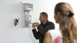 Die Montage der neuen Zähler stellt meist kein Problem dar. Die Wiener Netze informieren per Brief, wann auf „Smart Meter“ getauscht wird. (Bild: Wiener Netze/Arndt Ötting)