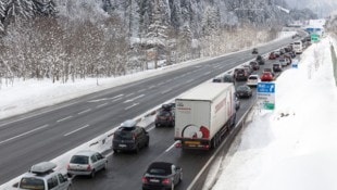 Stau auf der S16 - im Winter ein normales Bild. (Bild: Mathis Fotografie)