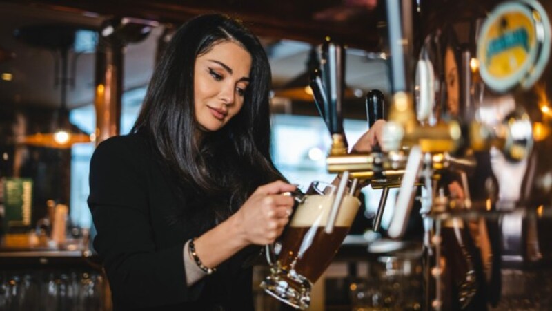 Die eindrucksvolle Zapfanlage bildet nicht nur optisch das Herzstück des Lokals, sondern fasst auch sieben Biersorten, die die Klassiker auf der Menükarte optimal abrunden. (Bild: Stefan Popovici Sachim)