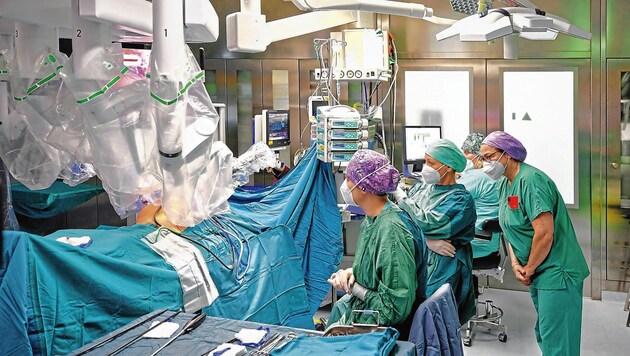 Roboterchirurgie im Krankenhaus Barmherzige Brüder - Hernienoperation (Bild: Michael Rausch-Schott)