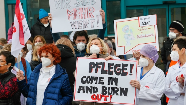 Die Mitarbeiter der Privatklinik Wehrle in Salzburg-Aigen beteiligten sich am Warnstreik. (Bild: Tschepp Markus)