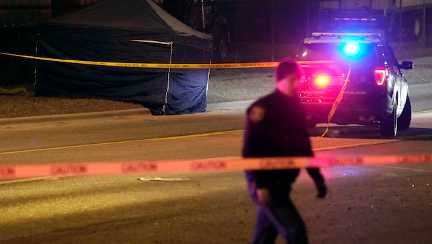 Der tote Schütze, der drei Menschen an einer Universität in Michigan erschoss, wurde von der Polizei mit einem Zelt verdeckt. (Bild: Associated Press)