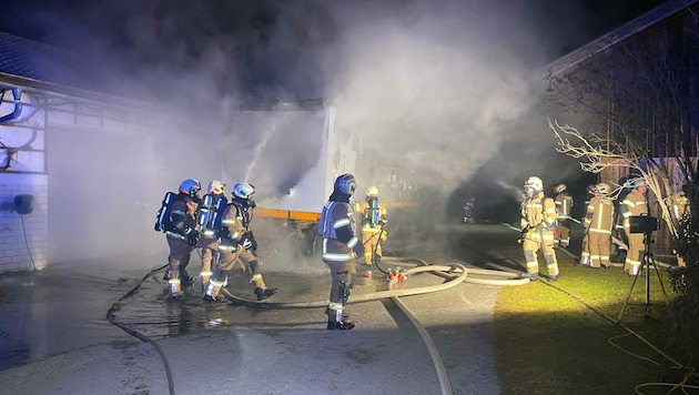 Zahlreiche Florianijünger kämpften gegen die Flammen an. (Bild: zoom.tirol)