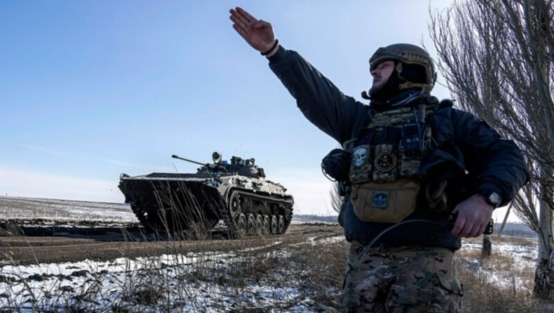 Dieser ukrainische Kommandant gibt Anweisungen an der Frontlinie in der Region Donezk. (Bild: AP)