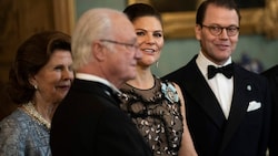König Carl Gustaf, Königin Silvia, Kronprinzessin Victoria und Prinz Daniel begrüßen die Gäste bei einem Dinner im Königlichen Schloss in Stockholm. (Bild: Pontus Lundahl / TT News Agency / picturedesk.com)