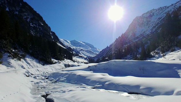Der Weg von Zürs nach Lech führt durch eine beeindruckende Winterlandschaft. (Bild: Bergauer)