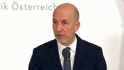 Arbeitsminister Martin Kocher (ÖVP) betont, dass der Fachkräftemangel durch zu viele Teilzeitarbeitskräfte den Wohlstand Österreichs bedrohe. (Bild: Screenshot APA-Livestream)