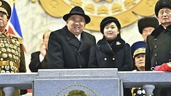 Kim Jong-un mit seiner zehnjährigen Tochter, die Ju-ae heißen soll (Bild: KCNA via KNS)