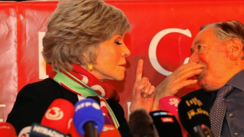 Jane Fonda wies Richard Lugner bei der Pressekonferenz in der Lugner City erst einmal zurecht. (Bild: STARPIX /Alexander TUMA)