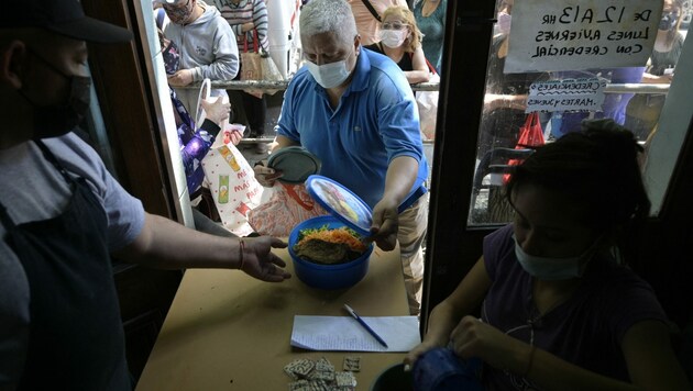 Viele Menschen in Argentinien sind auf Hilfe und etwa Suppenküchen angewiesen, um eine warme Mahlzeit zu sich nehmen zu können. (Bild: JUAN MABROMATA / AFP)
