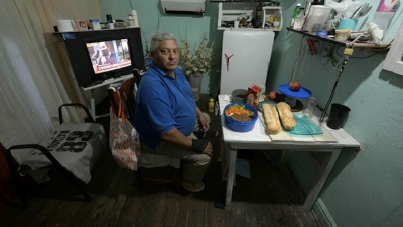 Daniel Corvalan mit seiner Suppe in seinem gemieteten Zimmer in La Boca, Buenos Aires. Er ist seit der Corona-Krise arbeitslos und auf Hilfe angewiesen. (Bild: JUAN MABROMATA / AFP)