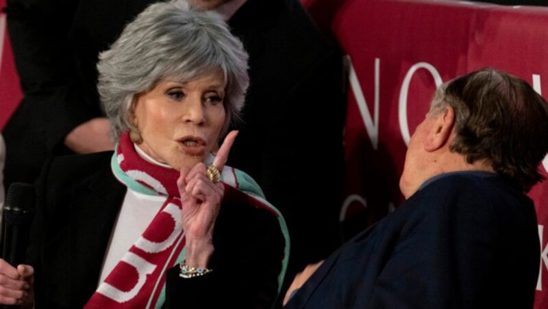 Jane Fonda zeigt Richard Lugner, dass er still sein soll. (Bild: APA/Photo by JOE KLAMAR/AFP)