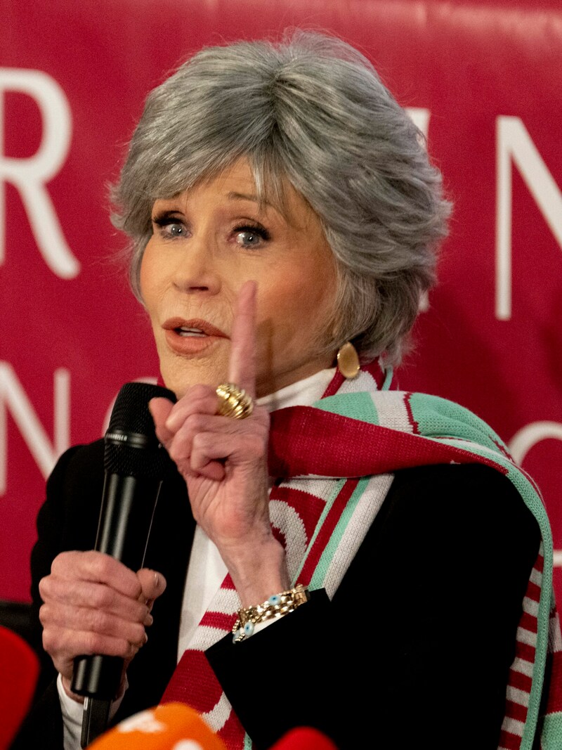 Die US-Schauspielerin Jane Fonda spricht und gestikuliert während einer Pressekonferenz im Lugner-Kino am Vorabend des jährlichen Wiener Opernballs. (Bild: APA/Photo by JOE KLAMAR/AFP)