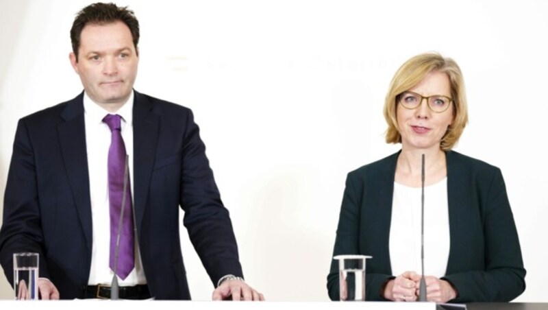 Landwirtschaftsminister Norbert Totschnig (ÖVP) und Umweltministerin Leonore Gewessler (Grüne) während des Pressefoyers nach dem Ministerrat (Bild: APA/EVA MANHART)