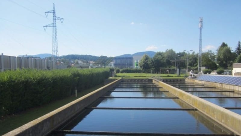 Das Abwasser der Stadt Weiz fließt mit einer Temperatur zwischen 10 und 20 °C in die Kläranlage ein. Nach der Reinigung wird mithilfe von Wärmepumpen die Wärmeerzeugung für drei benachbarte Objekte, sowie die Kälteerzeugung für einen weiteren Abnehmer gewährleistet. (Bild: © Innovationszentrum W.E.I.Z.)