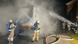 Der Löscheinsatz beim Faschingswagen (Bild: ZOOM.TIROL)