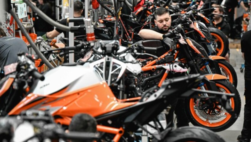 Motorradhersteller KTM stockte die Belegschaft in Mattighofen im Vorjahr um 800 Mitarbeiter auf. Aktuell sind 150 Stellen offen. (Bild: Markus Wenzel)