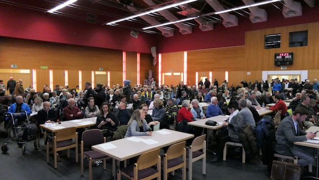 Rund 800 Interessierte verfolgten im Matreier Tauerncenter die Versammlung. (Bild: Martin Oberbichler)