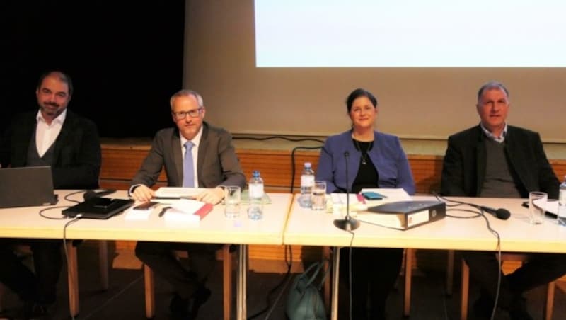 Standen Rede und Antwort: Hannes Oberschmied (Wirtschaftsprüfer), Magnus Gratl (Land Tirol), Olga Reisner (Bezirkshauptfrau) und BM Raimund Steiner (von links). (Bild: Martin Oberbichler)