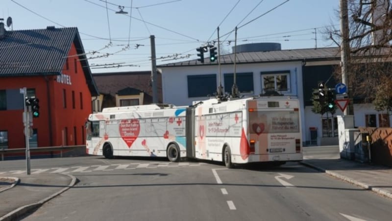 Nur der Obus darf aus der Goethestraße hinaus nach links abbiegen. (Bild: Tschepp Markus)