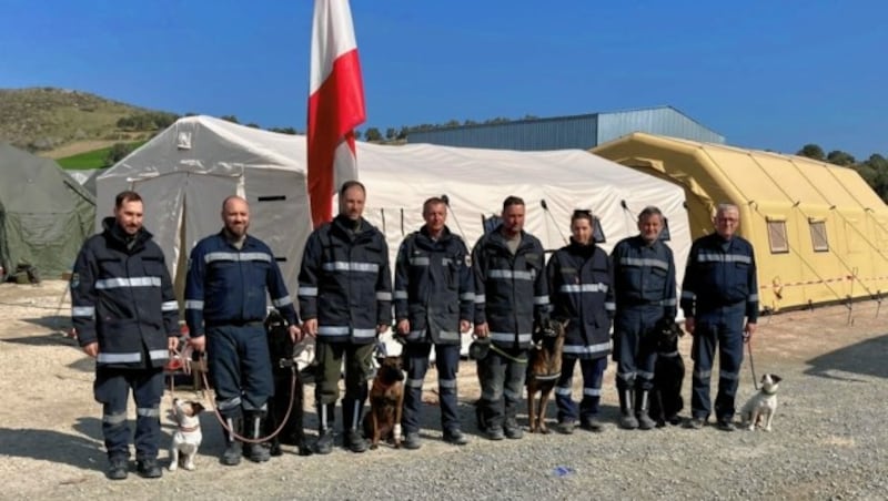 Teile des Rettungsteams aus Österreich vor ihrem Zelt in der Türkei. (Bild: AFDRU)