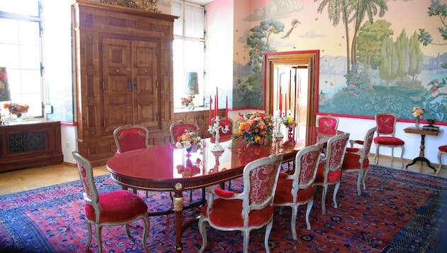 Der Rote Salon in Schloss Leopoldskron erstrahlt nun endlich in Rot (Bild: ANDREAS TROESTER)