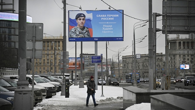 Zahlreiche Plakatwände werben im Moskauer Stadtzentrum für die „Helden des Krieges“. (Bild: AFP or licensors)