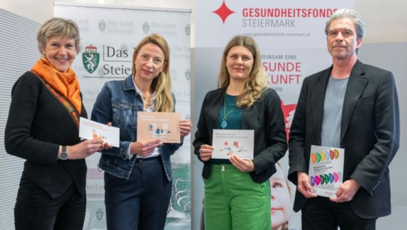 Das neue steirische Patenfamilien-Angebot wurde am Mittwoch bei einer Pressekonferenz in Graz vorgestellt. V.l.n.r.: Susanna Krainz (Psychiatriekoordinatorin, Gesundheitsfonds Steiermark), Gesundheitslandesrätin (ÖVP) Juliane Bogner-Strauß, Alima Matko (Psychologin Styria vitalis) und Leo Payr (Obmann des Dachverbands der Psychosozialen Dienste Steiermark). (Bild: Land Steiermark/Robert Binder)