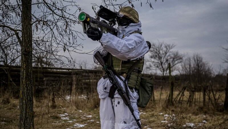 Ein ukrainischer Soldat mit einer Stinger-Luftabwehrrakete (Bild: APA/AFP/Dimitar Dilkoff)