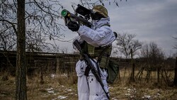 Ein ukrainischer Soldat mit einer Stinger-Luftabwehrrakete (Bild: APA/AFP/Dimitar Dilkoff)