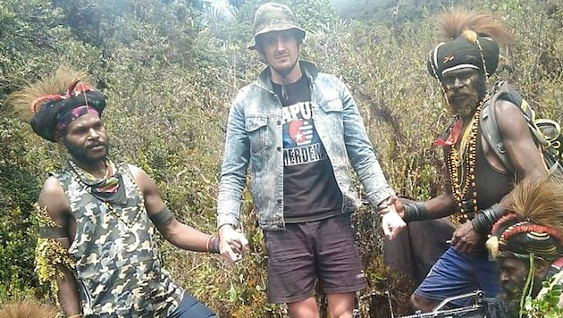 Der Pilot Philip Mehrtens (Mitte) ist weiterhin in der Hand von Rebellen der indonesischen Provinz Papua (Archivbild). (Bild: AP)