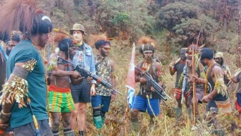 Mehrtens umringt von Rebellen (Bild: West Papua Liberation Army/AP)