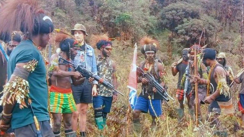 Yerli halk tarafından çevrelenmiş Philip Mehrtens (arşiv görüntüsü) (Bild: West Papua Liberation Army/AP)