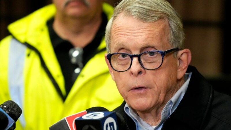 Gouverneur Mike DeWine zeigt sich entsetzt darüber, dass die Waggons nicht als Gefahrenguttransport gekennzeichnet waren. (Bild: AP)