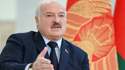 Ein Anlassfall würde Lukaschenko genügen, um sich auch am Krieg gegen die Ukraine zu beteiligen - ansonsten möchte sich das Land weiterhin zurückhalten. (Bild: AFP/Natalia KOLESNIKOVA)