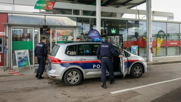Die Tankstelle wurde am Mittwochabend ausgeraubt, die Polizei fahndet nach dem noch unbekannten Täter (Bild: Pressefoto Scharinger © Daniel Scharinger)