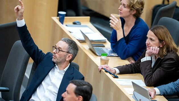 FPÖ-Chef Herbert Kickl und seine Sozialsprecherin Dagmar Belakowitsch (rechts) wollen statt der von Kanzler Karl Nehammer angebotenen Aufarbeitung ein „öffentliches Schuldeingeständnis“ und den Rücktritt der Regierung. (Bild: APA/GEORG HOCHMUTH)
