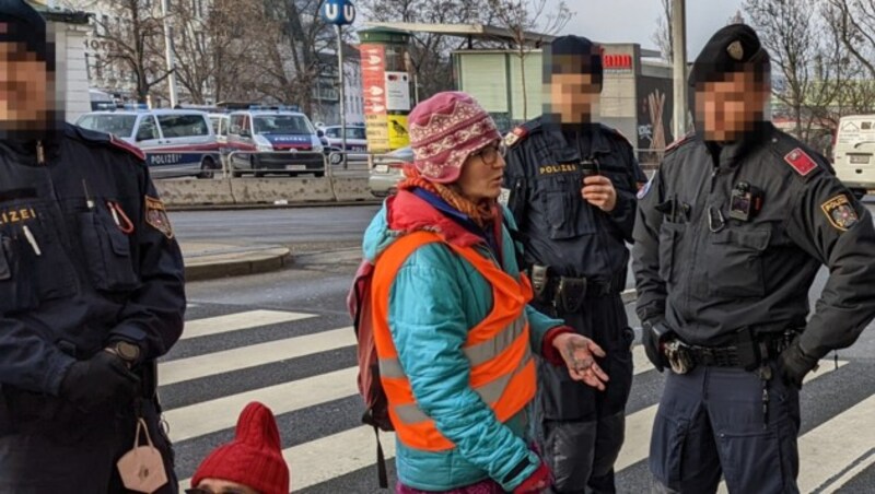 Die Regeln seien missachtet worden, kritisiert die Protestteilnehmerin. Die Polizei prüft die Anschuldigungen. (Bild: Letzte Generation Österreich, Krone KREATIV)