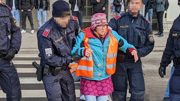 Aktivistin Katharina Geistlinger kritisiert das grobe Vorgehen der Polizei bei der Räumung des Gürtels am Donnerstag. (Bild: Letzte Generation Österreich, Krone KREATIV)