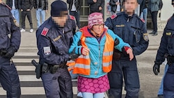Aktivistin Katharina Geistlinger kritisiert das grobe Vorgehen der Polizei bei der Räumung des Gürtels am Donnerstag. (Bild: Letzte Generation Österreich, Krone KREATIV)