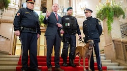 Innenminister Gerhard Karner und Polizisten am Donnerstag, 16. Februar 2023, im Rahmen einer Begehung der Staatsoper im Vorfeld des Opernballs. (Bild: APA/GEORG HOCHMUTH)