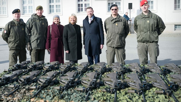 Verteidigungsministerin Klaudia Tanner (vierte von links) bei der Übergabe StG 77 A1 MOD an die Truppe in der Wiener Maria-Theresien-Kaserne (Bild: HBF/Pusch)