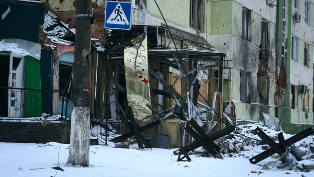 Beschädigtes Gebäude im Stadtzentrum von Bachmut (Bild: The Associated Press)