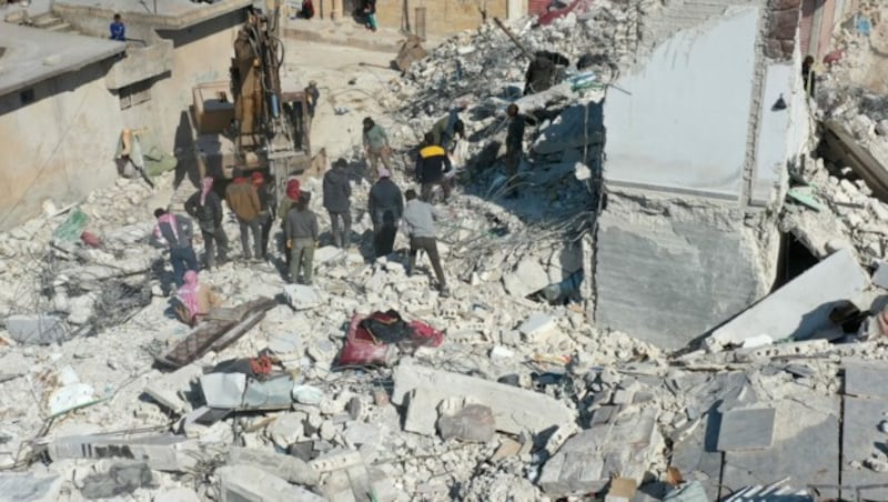 Ein zerstörter Wohnblock in der Stadt Jindayris in Syrien, die von Rebellen gehalten wird. (Bild: AFP)