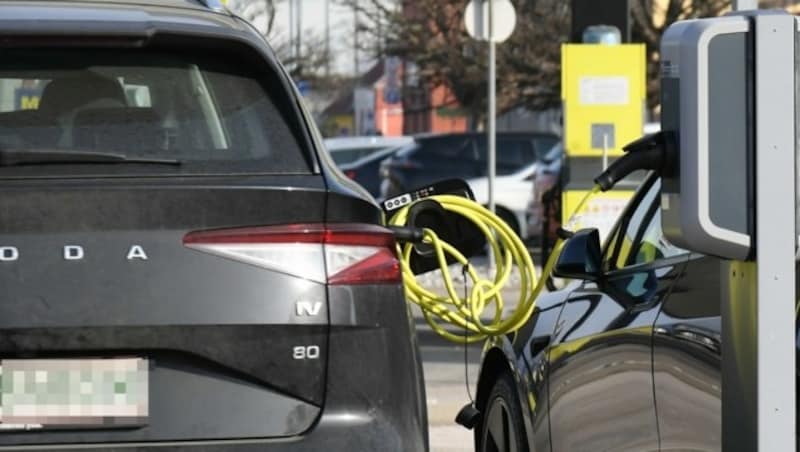 Elektroauto beim Laden (Bild: P. Huber)