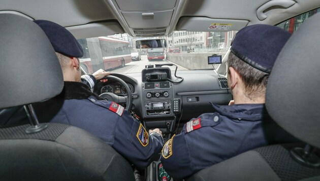 Die Durchsetzung eines Betretungs- und Annäherungsverbots für Gewalttäter soll für die Polizei einfacher werden. Eine Salzburger Politikerin fordert GPS-Armbänder für brutale Gewalttäter. (Bild: Tschepp Markus)