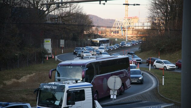 Der Parkplatz bei der Messe war für die Fußballfans nicht offen - es staute sich nicht nur auf der Westautobahn (Bild: Tröster Andreas)