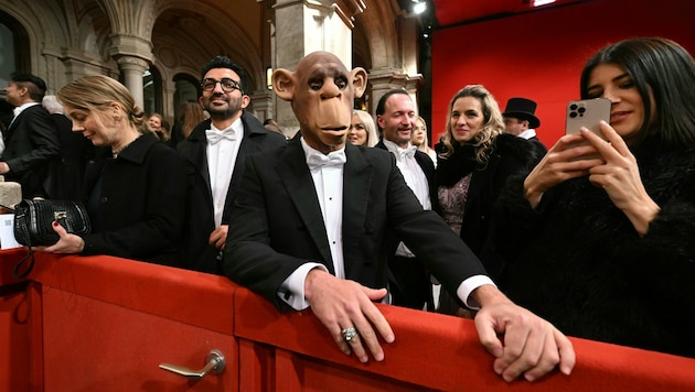 Ein als Affe verkleideter Gast beim Opernball (Bild: APA/HELMUT FOHRINGER)